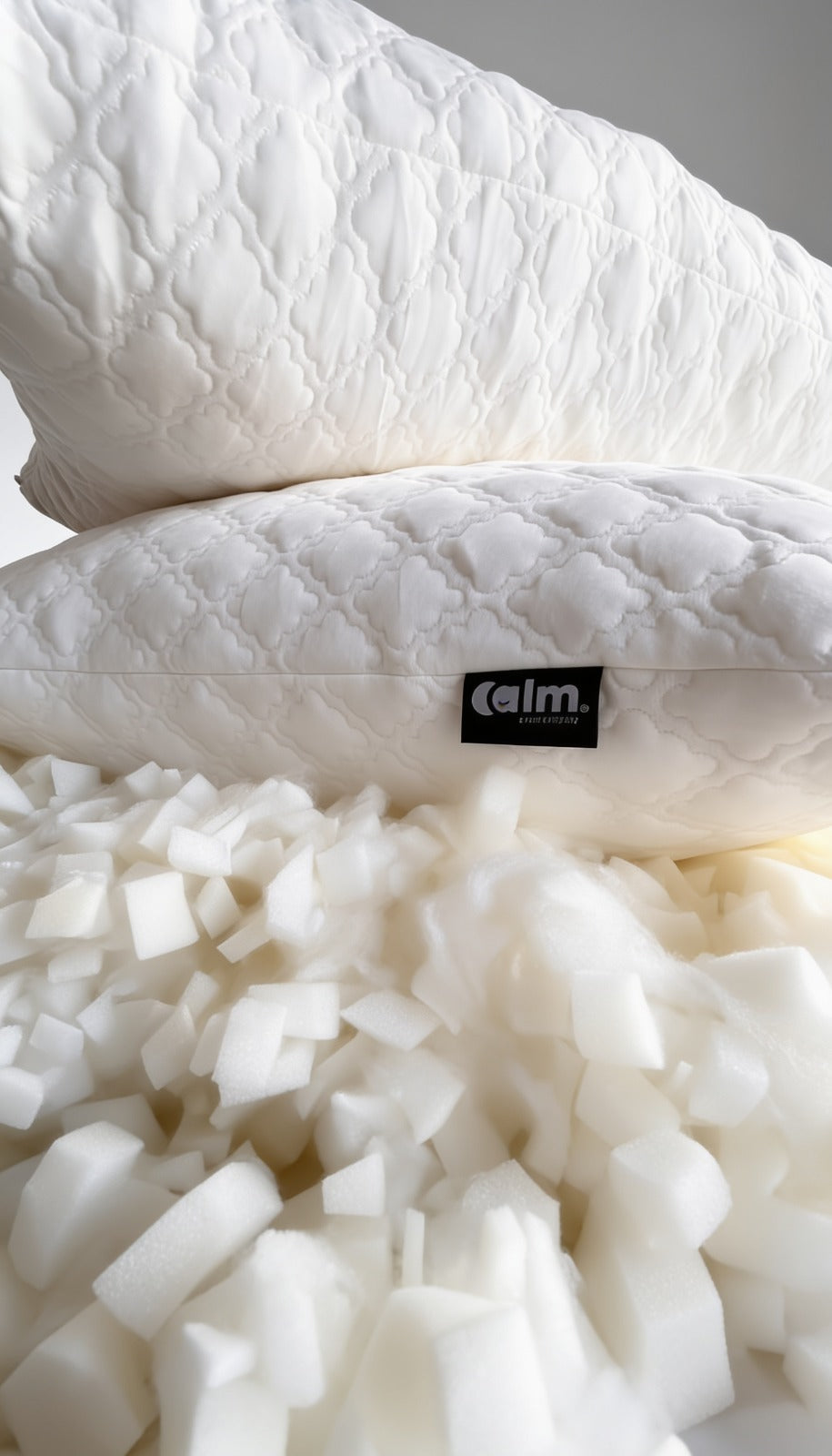 Detalle del memory foam triturado de la almohada Calm Kioku + textura funda jacquard bambú